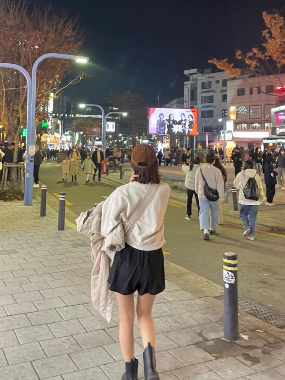 ブラウン系のキャップを着用したレディースの冬コーディネートの4枚目の写真