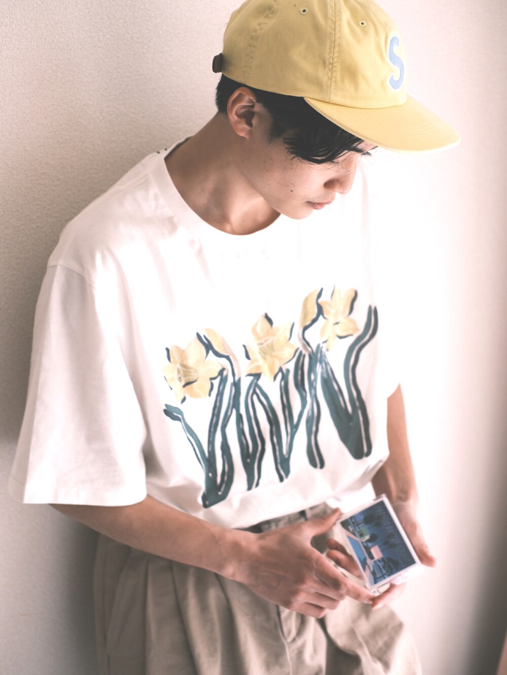 ホワイト系のTシャツ/カットソーを着用したメンズの春コーディネートの3枚目の写真