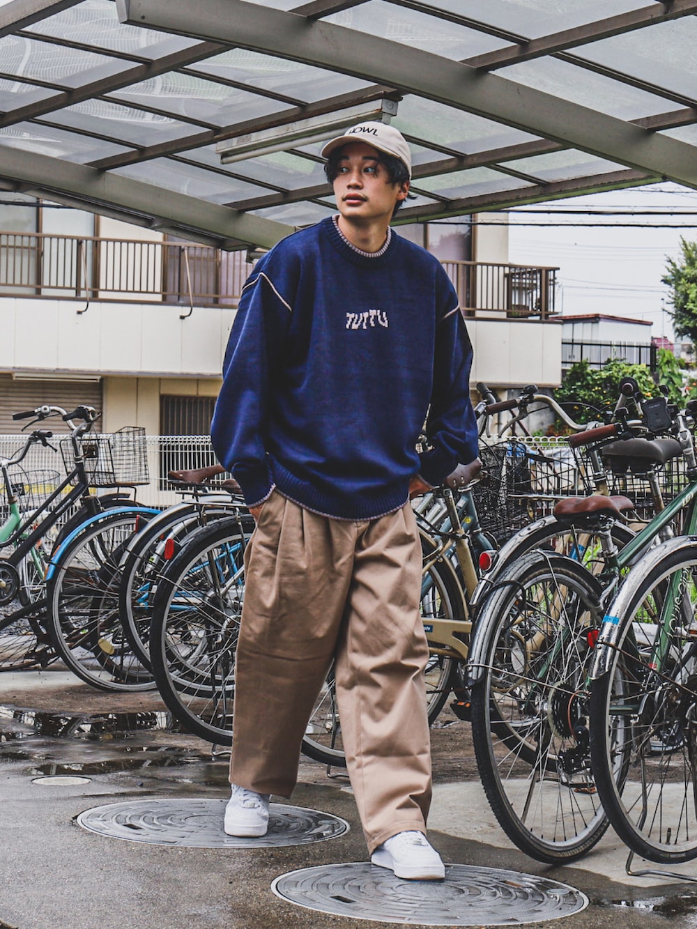 「ニット、NIKE、アメカジ、キャップ、スニーカーコーデ、アースカラー、大人コーデ、シンプルコーデ、ゆったりコーデ、カジュアルコーデ、ストリートMIX、秋冬コーデ、wearhalloween2021、TUTTU、秋トレンド2021」｜「TUTTUのルーズシルエットロゴ ニット プルオーバー（ニット/セーター、ブルー系）」を使った、すけさん（メンズ・171cm）の秋コーディネートの3枚目の写真