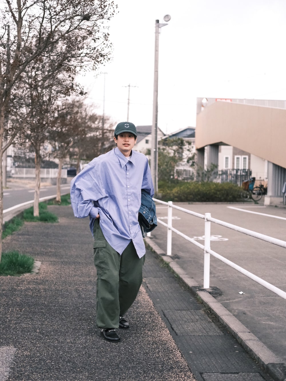 ブルー系のシャツ/ブラウス、ブラック系のサンダルを着用したメンズの春コーディネートの2枚目の写真