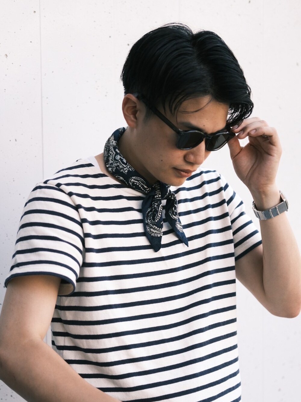 ホワイト系のTシャツ/カットソー、ブラック系のサンダル、ブルー系のバンダナ/スカーフを着用したメンズの夏コーディネートの3枚目の写真
