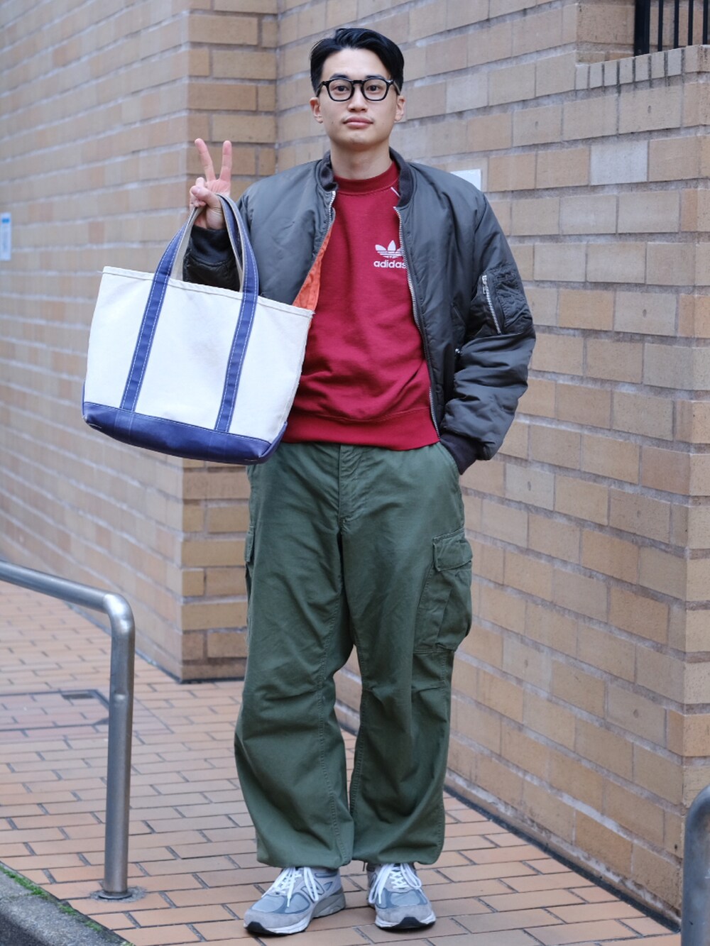 「休日スタイル、大人カジュアル、ミリタリー、MA-1、古着MIX、スウェット、メガネ男子、カーゴパンツ、スニーカーコーデ、トートバッグ、アディダス、オーバーサイズ、ワイドパンツ、レイヤードスタイル、グリーン」｜「VINTAGEのアイテム（カーゴパンツ、グリーン系）」を使った、すけさん（メンズ・171cm）の冬コーディネートの2枚目の写真