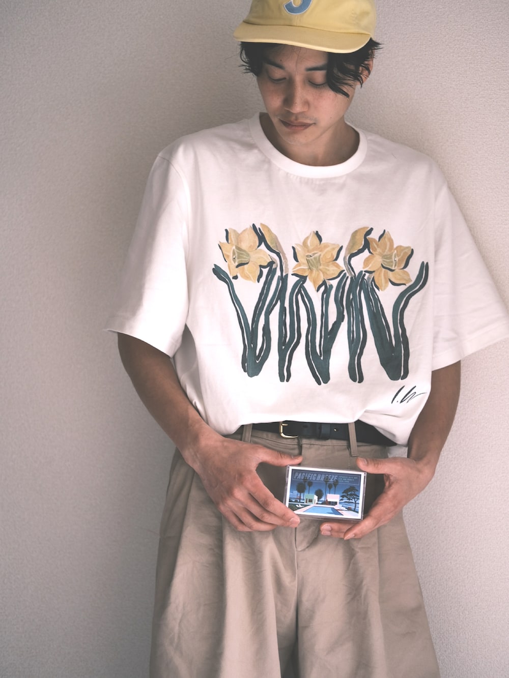 ホワイト系のTシャツ/カットソーを着用したメンズの春コーディネートの2枚目の写真
