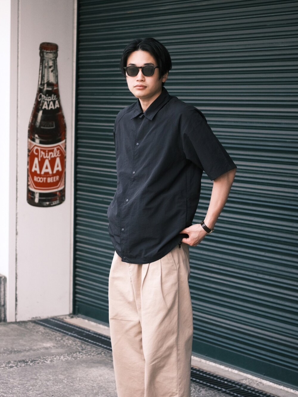 ブラック系のシャツ/ブラウス、ブラック系のサンダルを着用したメンズの春コーディネートの2枚目の写真