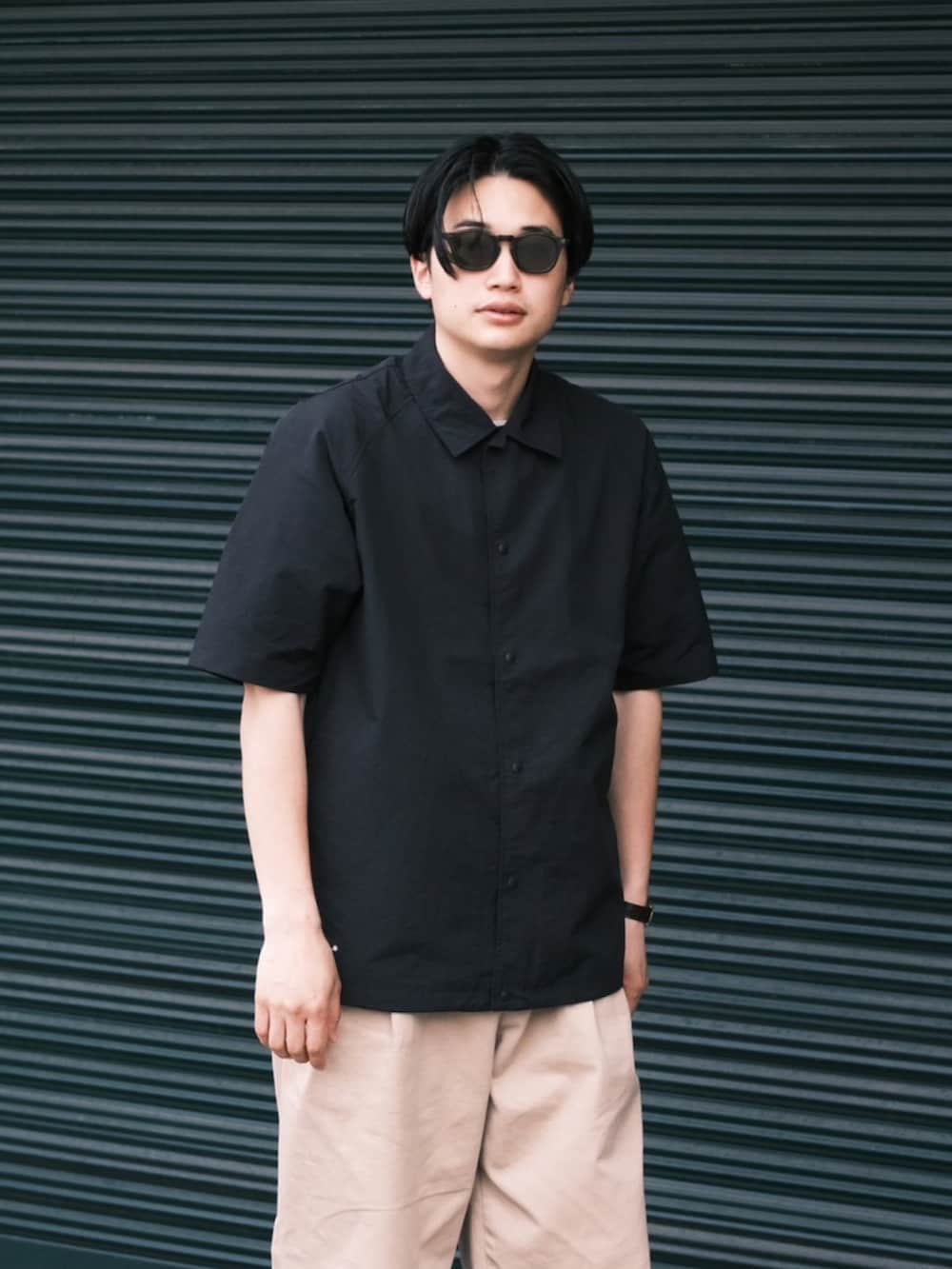 ブラック系のシャツ/ブラウス、ブラック系のサンダルを着用したメンズの春コーディネートの5枚目の写真