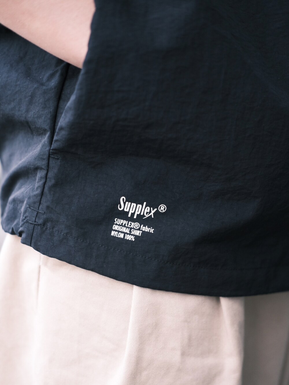 ブラック系のシャツ/ブラウス、ブラック系のサンダルを着用したメンズの春コーディネートの4枚目の写真