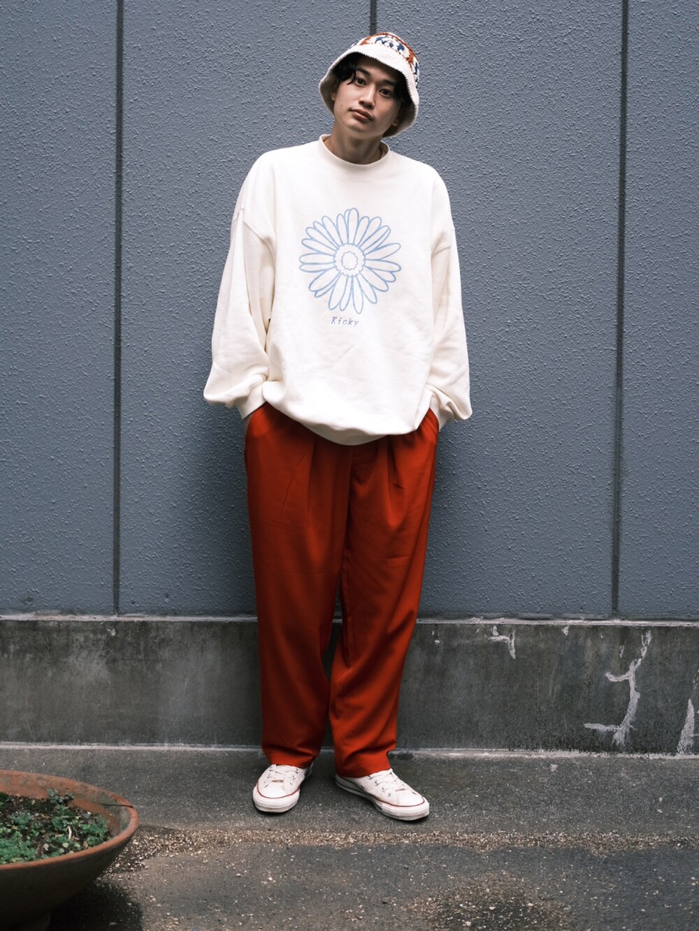 ホワイト系のスウェット、レッド系のその他パンツを着用したメンズの春コーディネートの2枚目の写真