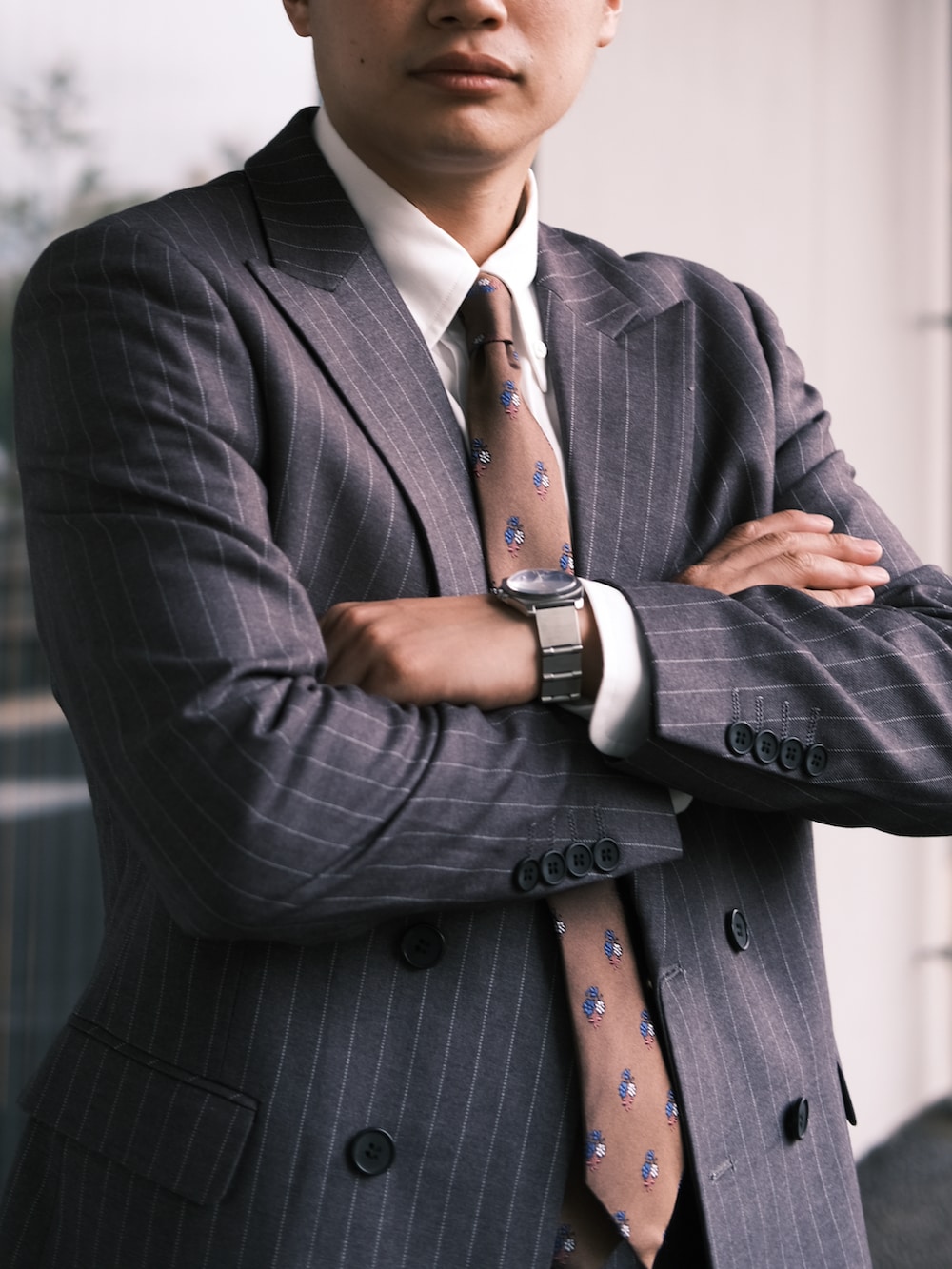 グレー系のスーツセットを着用したメンズの秋コーディネートの2枚目の写真