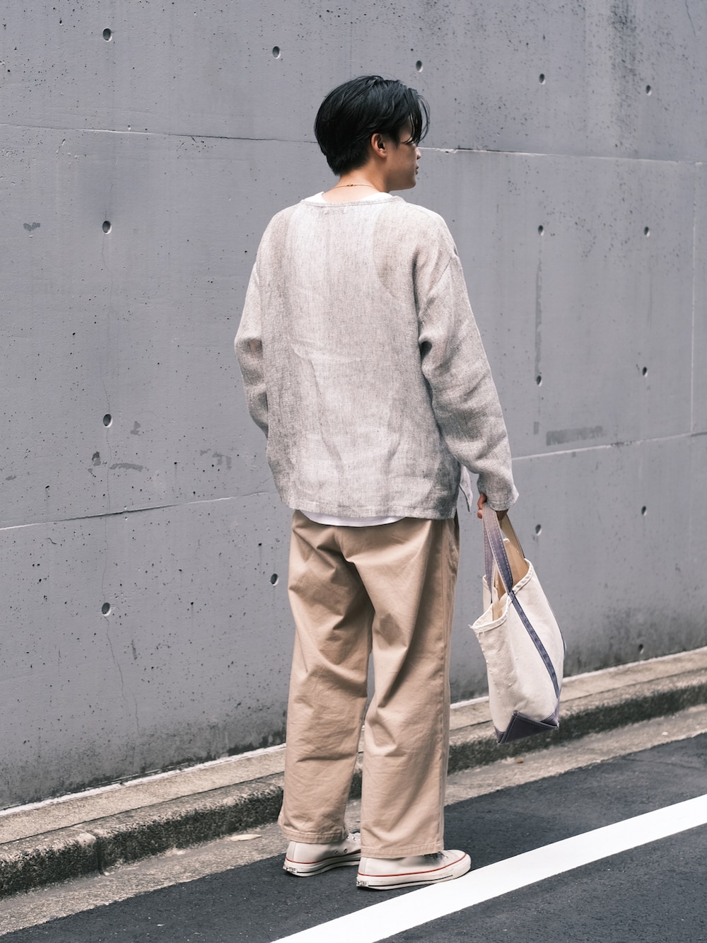 グレー系のTシャツ/カットソー、ベージュ系のチノパンツを着用したメンズの春コーディネートの2枚目の写真