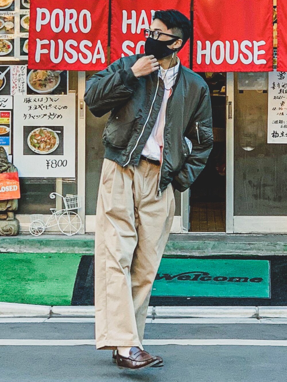 「ミリタリー、チノパン、MA-1、ローファー、ストリート、冬コーデ、オーバーサイズ、休日スタイル、ワイドパンツ、革靴、アースカラー、古着MIX、休日コーデ、シャツスタイル、ゆるコーデ」｜「Urigのアイテム（チノパンツ、ベージュ系）」を使った、すけさん（メンズ・171cm）の秋コーディネートの2枚目の写真