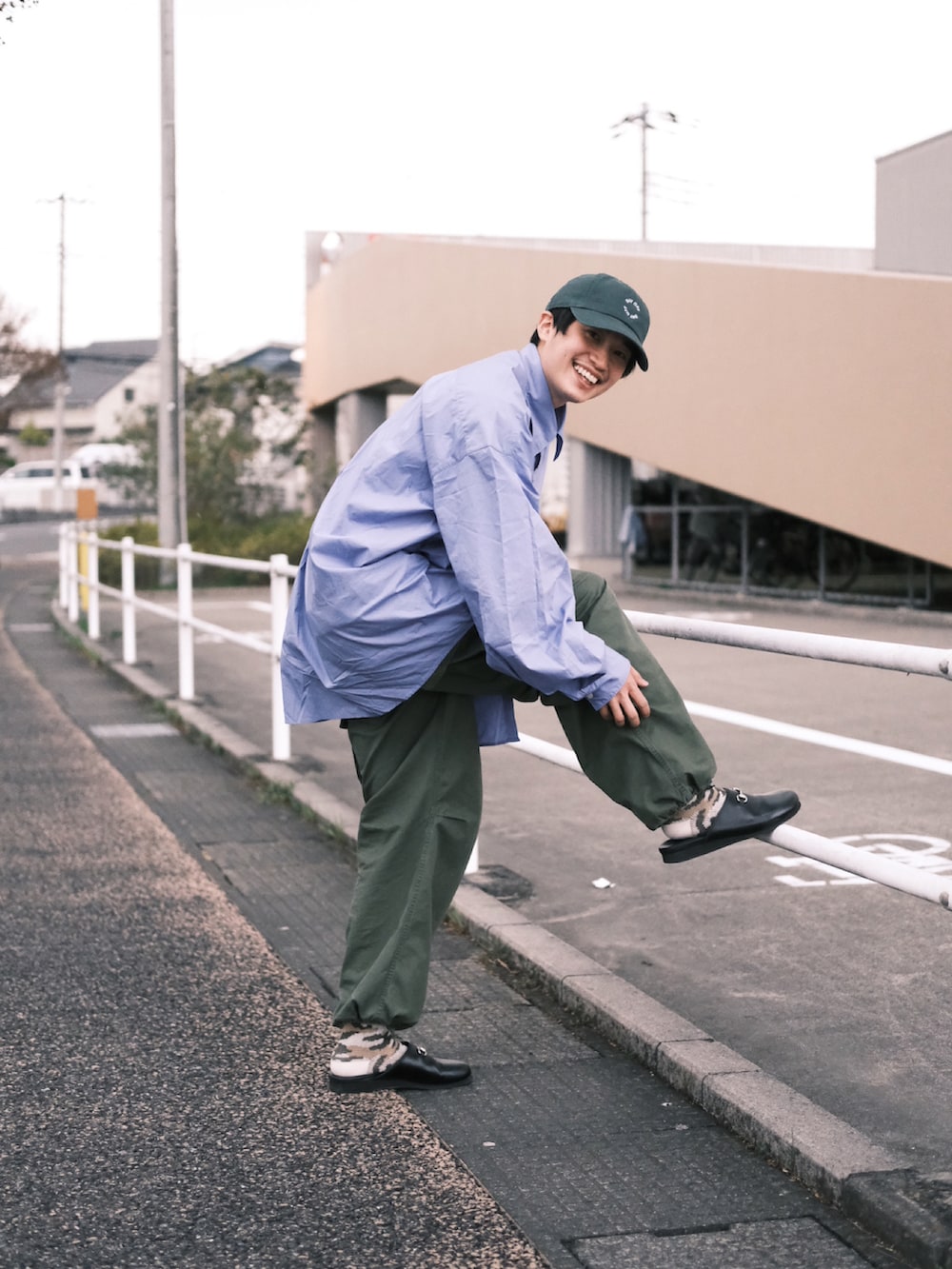 ブルー系のシャツ/ブラウス、ブラック系のサンダルを着用したメンズの春コーディネートの3枚目の写真