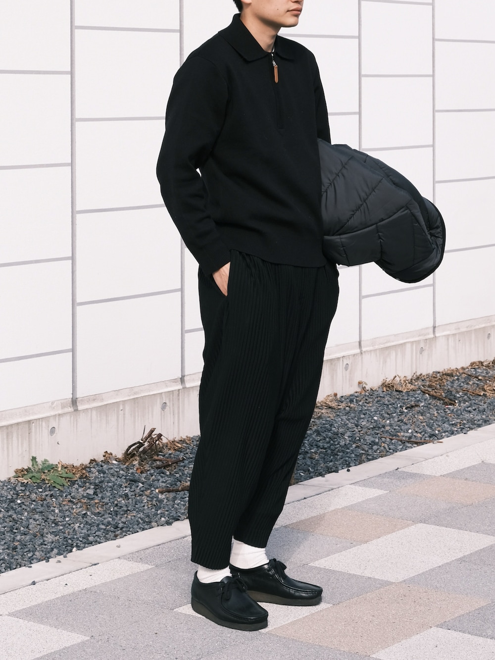 ブラック系のポロシャツ、ブラック系のモカシン/デッキシューズを着用したメンズの冬コーディネートの2枚目の写真