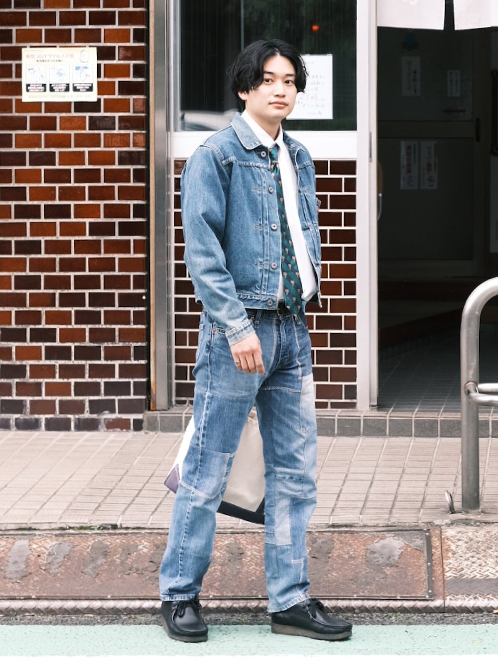 ブルー系のデニムジャケット、ブルー系のネクタイ、ホワイト系のシャツ/ブラウスを着用したメンズの春コーディネートの2枚目の写真