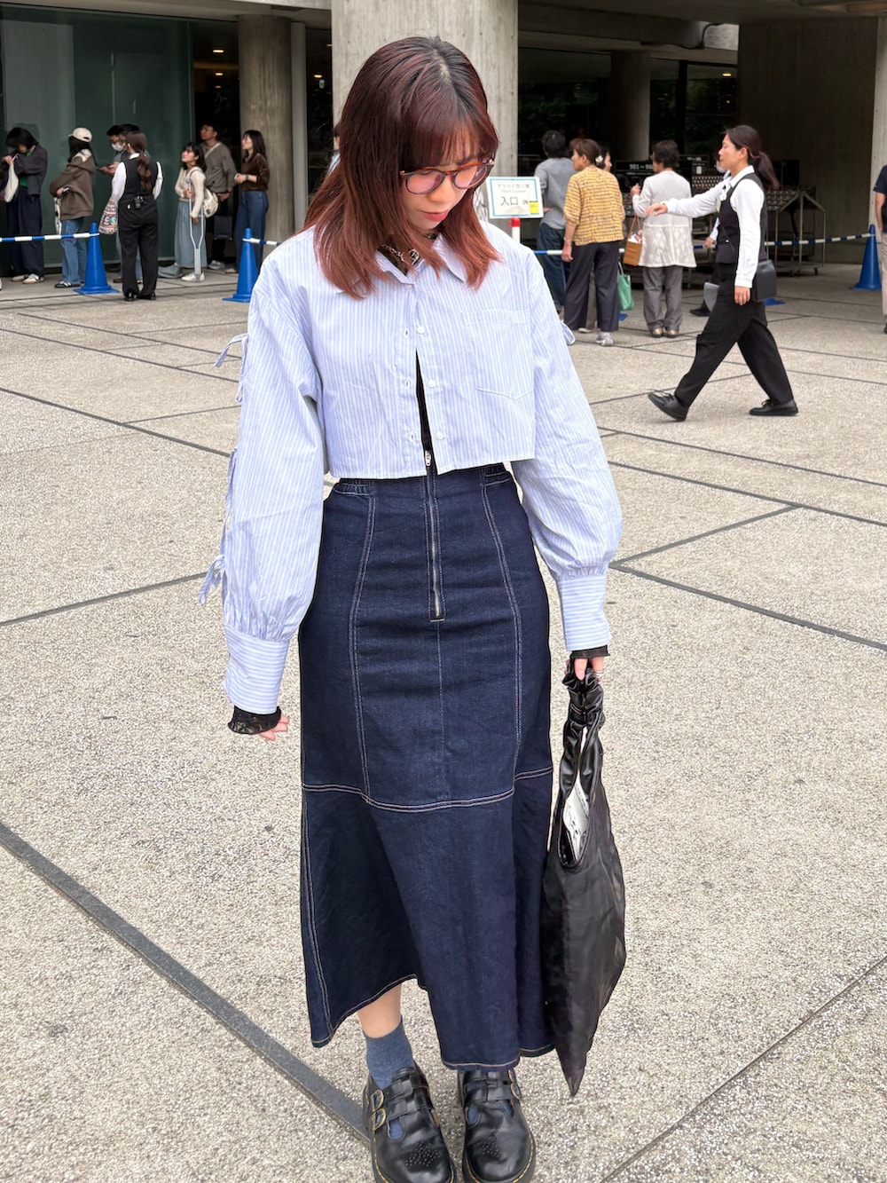 ブルー系のデニムスカート、ブルー系のシャツ/ブラウス、ブラック系のTシャツ/カットソーを着用したレディースの夏コーディネートの3枚目の写真