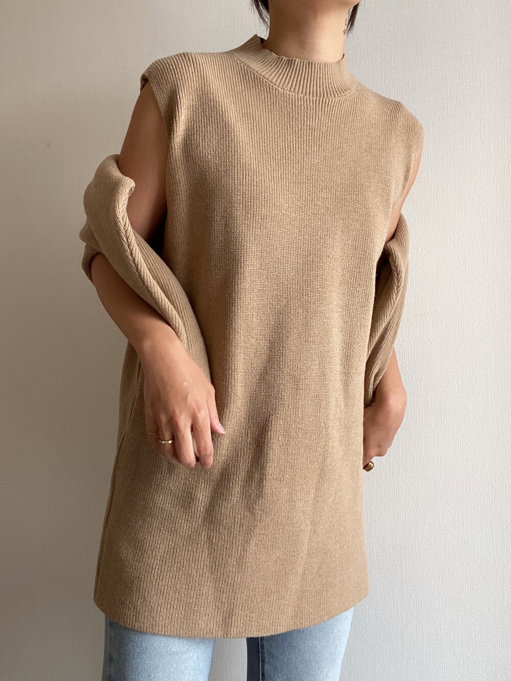 ベージュ系のワンピースを着用したレディースの春コーディネートの2枚目の写真