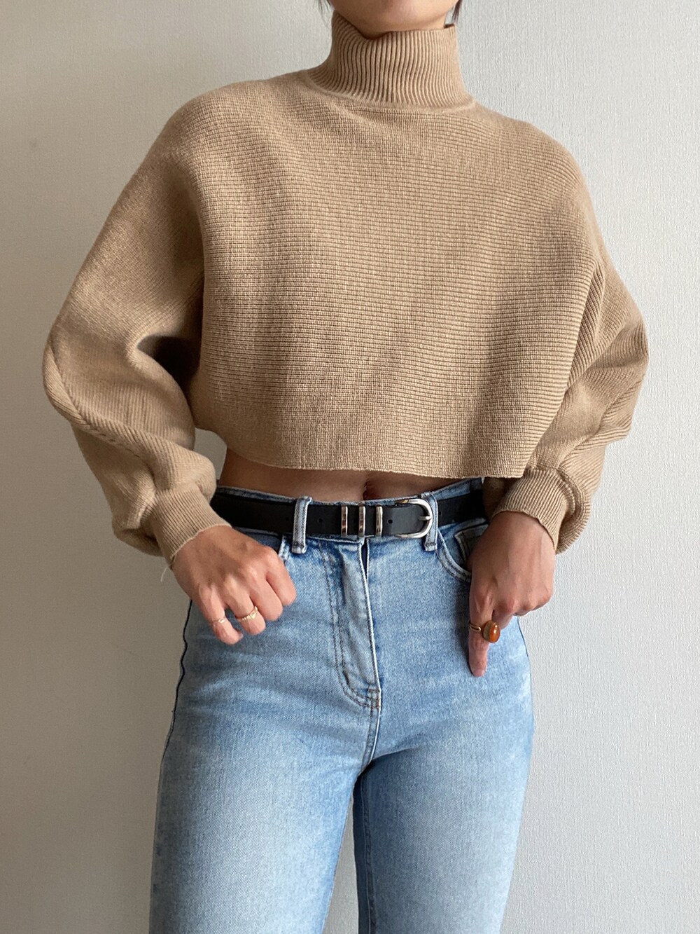 ベージュ系のワンピースを着用したレディースの春コーディネートの4枚目の写真