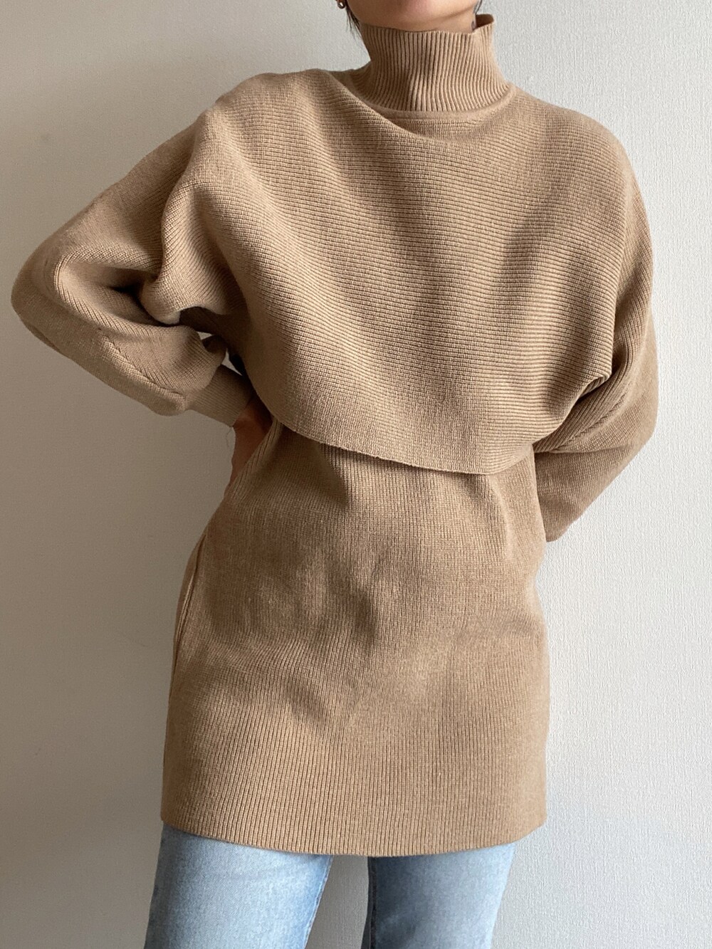 ベージュ系のワンピースを着用したレディースの春コーディネートの3枚目の写真