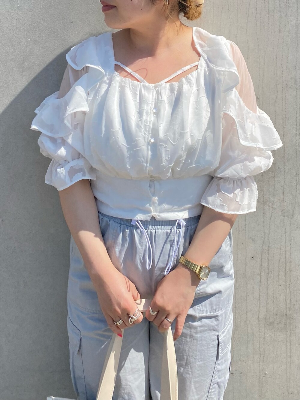 ホワイト系のシャツ/ブラウス、ブルー系のカーゴパンツ、ホワイト系のトートバッグを着用したレディースの春コーディネートの3枚目の写真