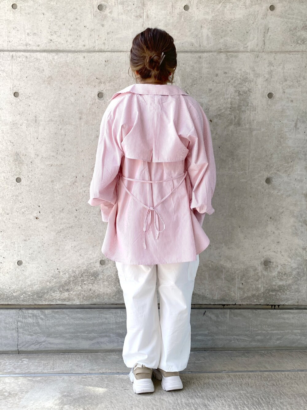 オレンジ系のシャツ/ブラウス、ホワイト系のキャミソール、ホワイト系のカーゴパンツを着用したレディースの夏コーディネートの3枚目の写真