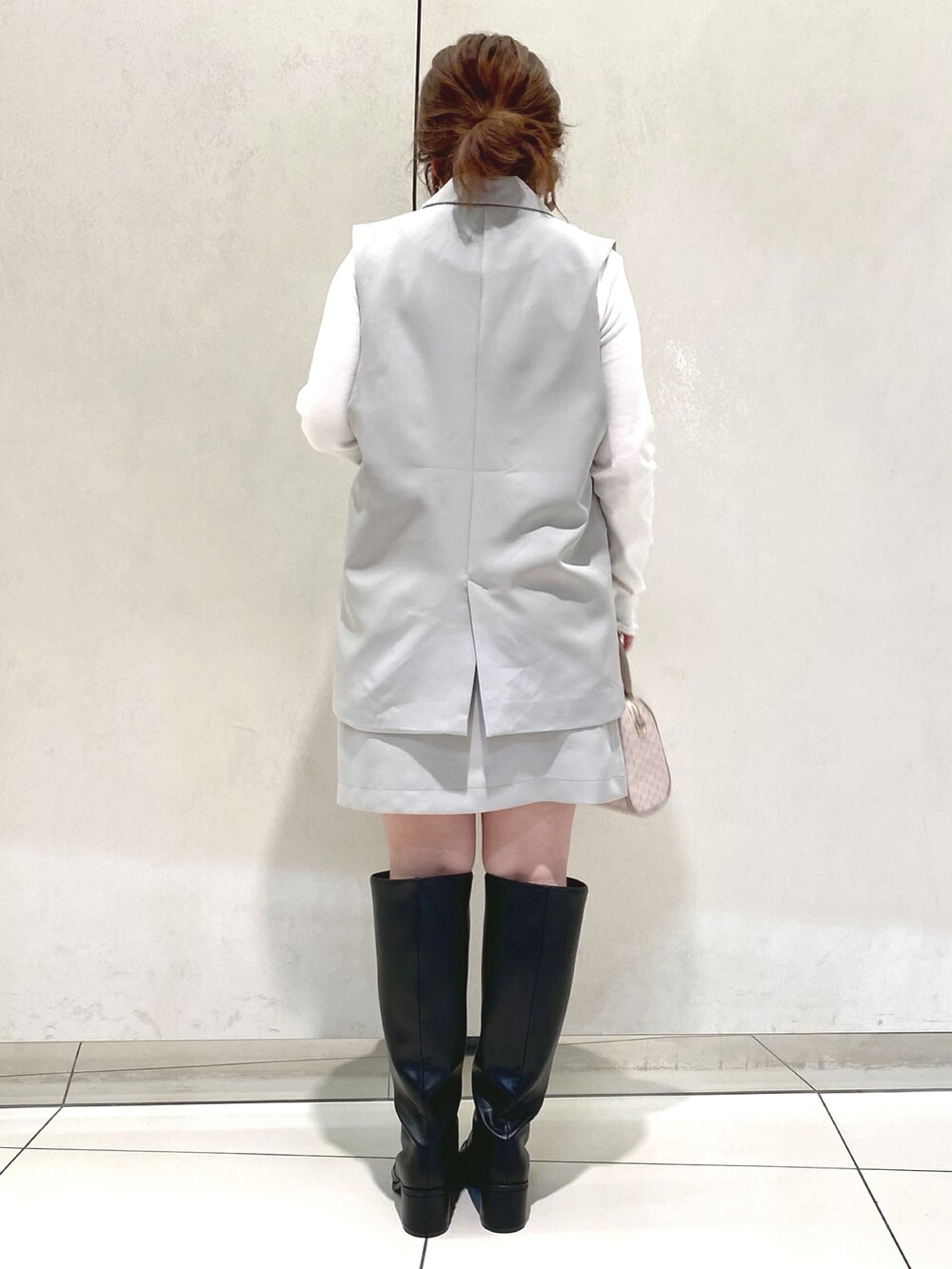 グリーン系のその他アウター、グリーン系のワンピース、ベージュ系のショルダーバッグを着用したレディースの冬コーディネートの3枚目の写真