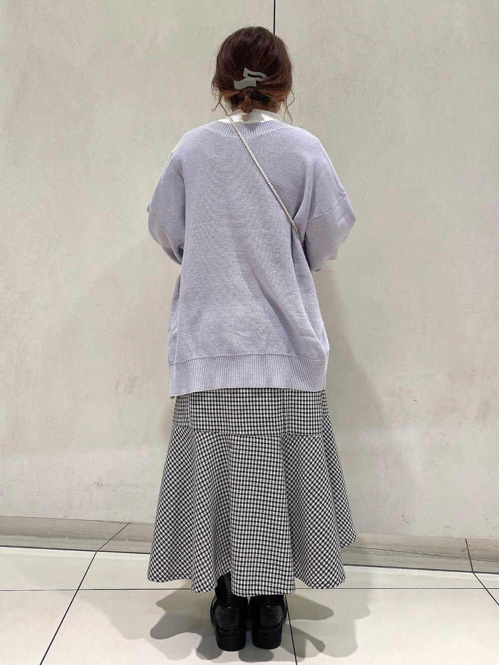 ブルー系のカーディガン/ボレロ、ホワイト系のTシャツ/カットソー、ブラック系のスカートを着用したレディースの冬コーディネートの3枚目の写真