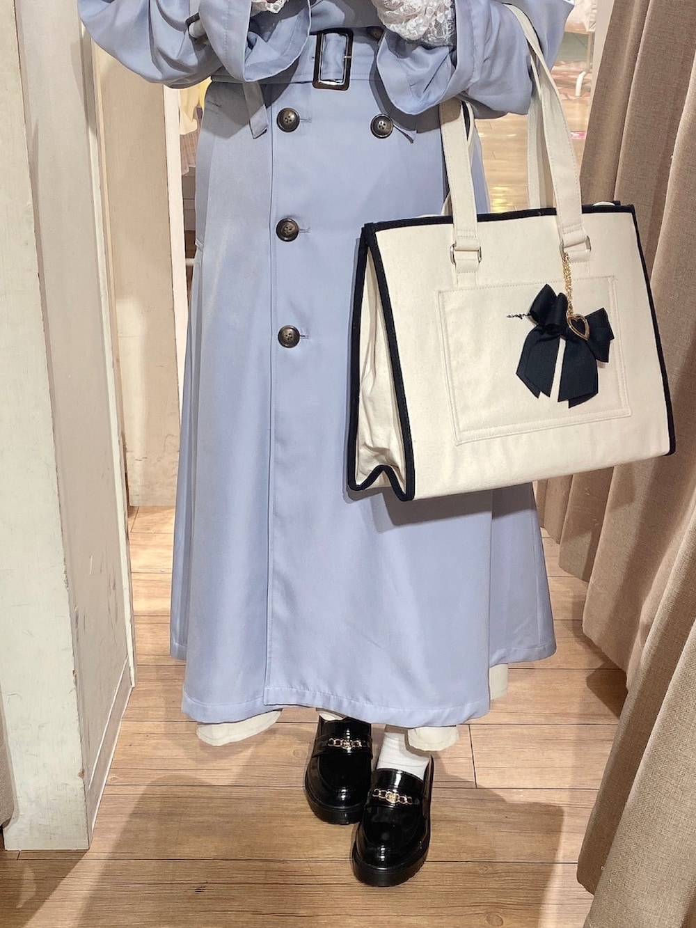 「OLIVE des OLIVE、オリーブ デ オリーブ(OLIVE des OLIVE)、春コーデ、サックスブルー、トレンチコート、トレンチ、マルチウェイ、ロングコート、春アウター、トートバッグ、淡色コーデ、きれいめカジュアル、春色、低身長、低身長コーデ」|「OLIVE des OLIVEのマルチWAYトレンチコート(トレンチコート、ブルー系)」を使った、ol_izmm_さん(レディース・153cm)の冬コーディネートの4枚目の写真