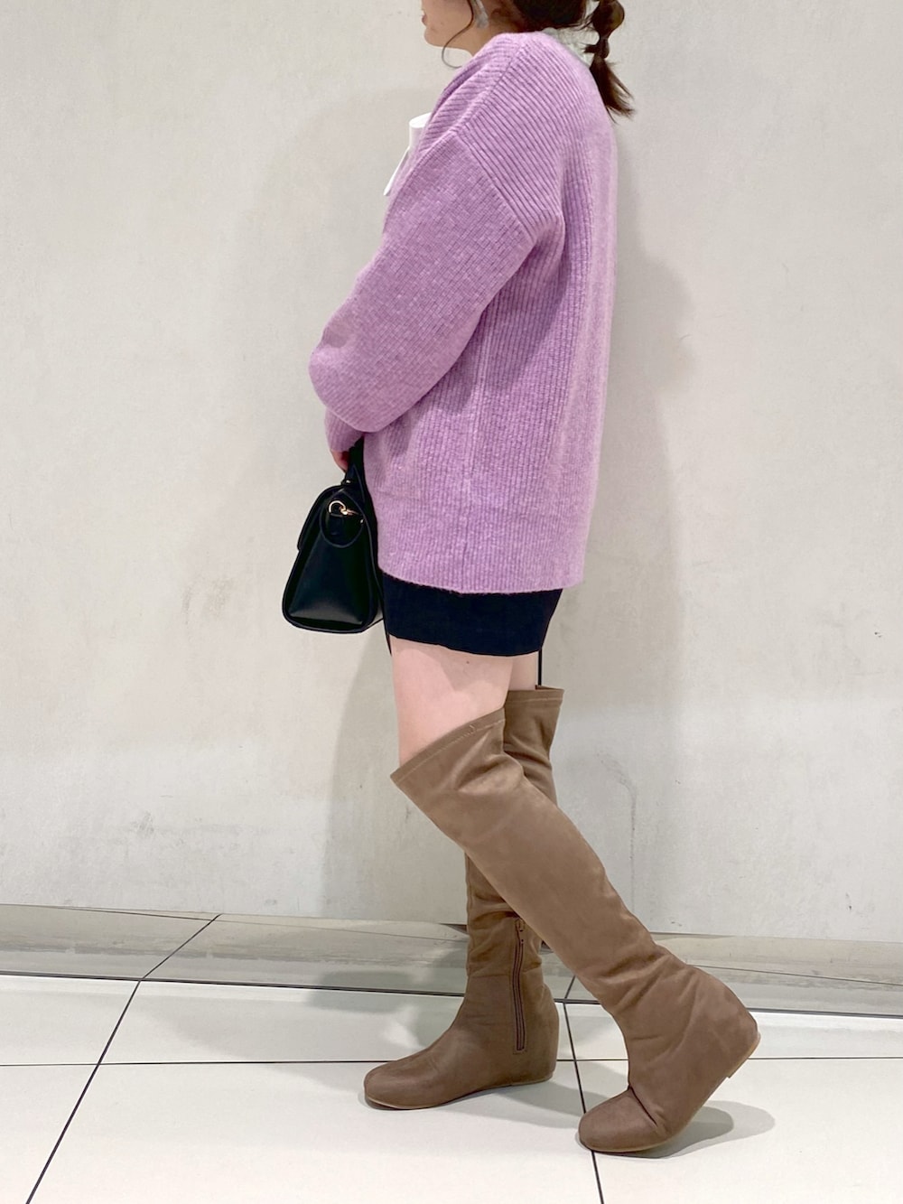 パープル系のカーディガン/ボレロ、ブラック系のショルダーバッグ、ブラック系のその他パンツを着用したレディースの冬コーディネートの2枚目の写真