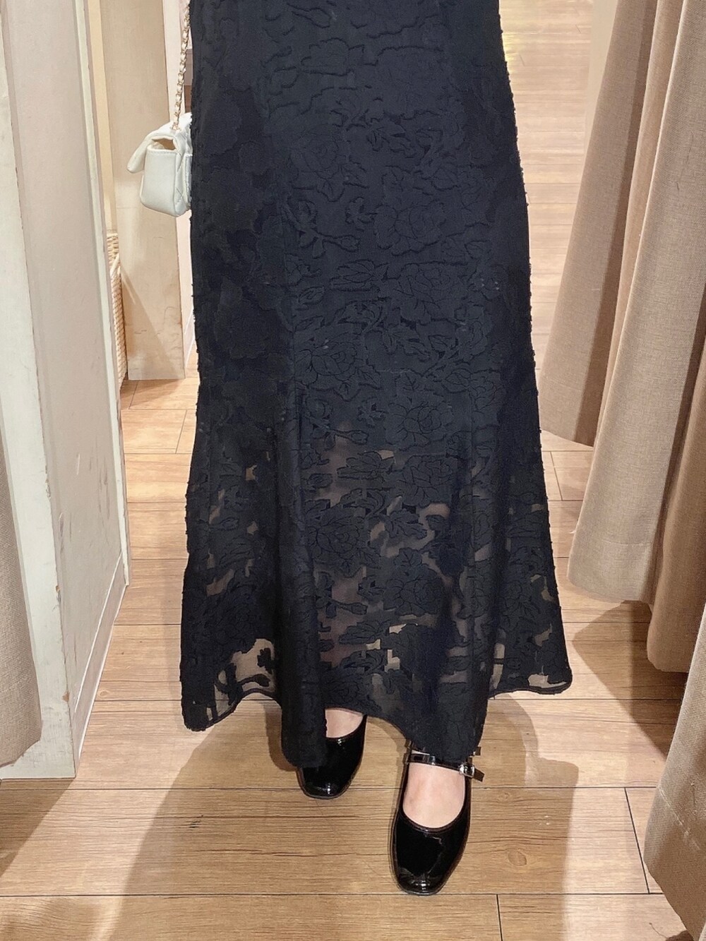 ブラック系のワンピース、ブラック系のパンプスを着用したレディースの春コーディネートの4枚目の写真