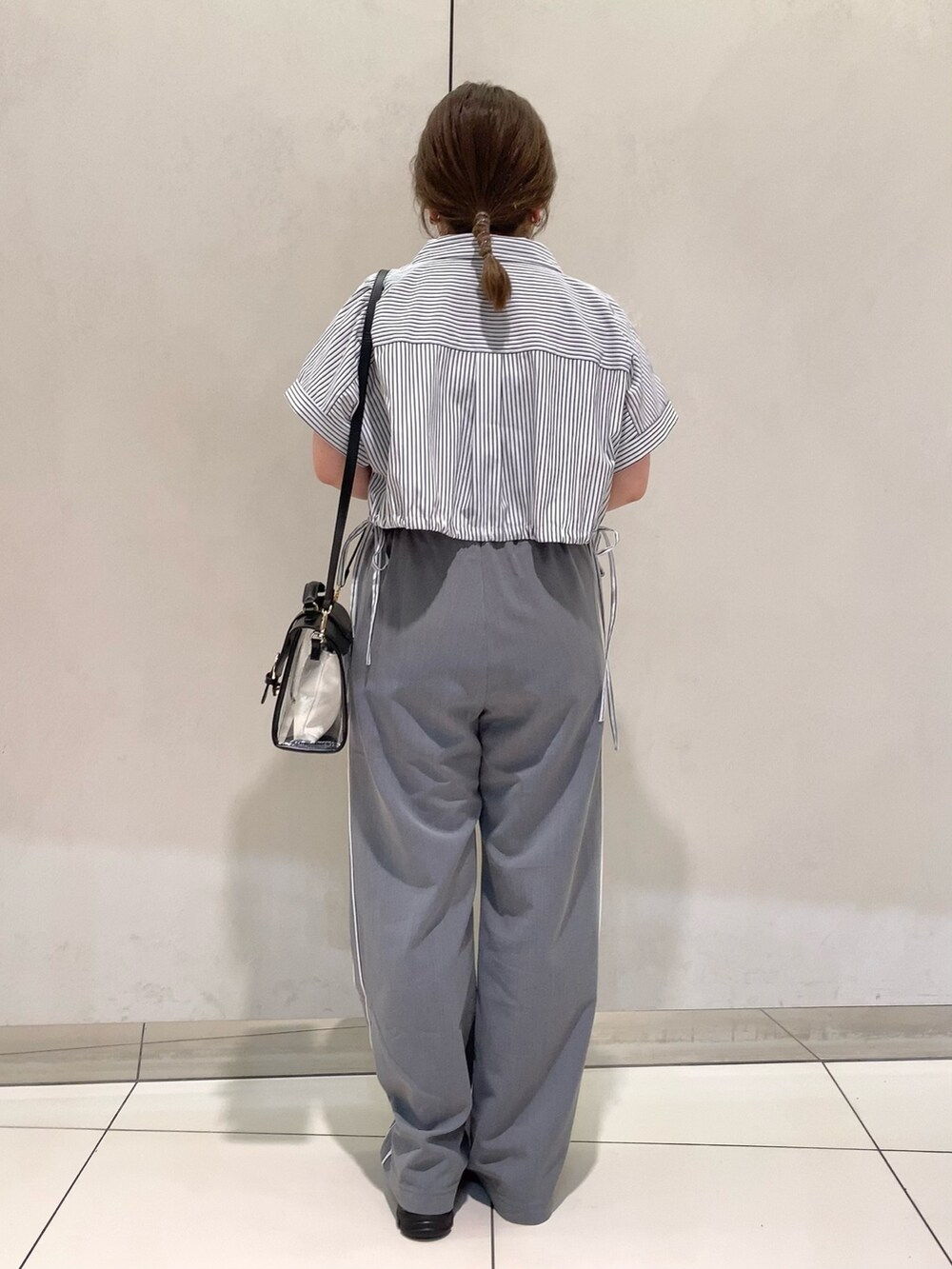 ブラック系のシャツ/ブラウス、グレー系のその他パンツ、ブラック系のサンダルを着用したレディースの夏コーディネートの4枚目の写真