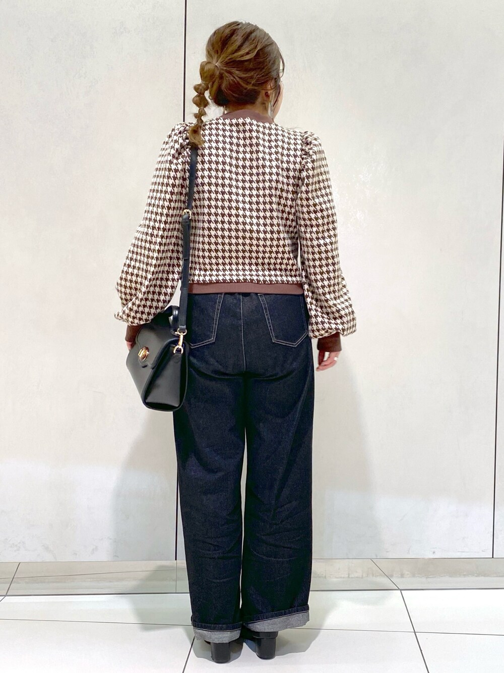 ブラウン系のカーディガン/ボレロ、ブラック系のデニムパンツ、ブラック系のショルダーバッグを着用したレディースの秋コーディネートの2枚目の写真