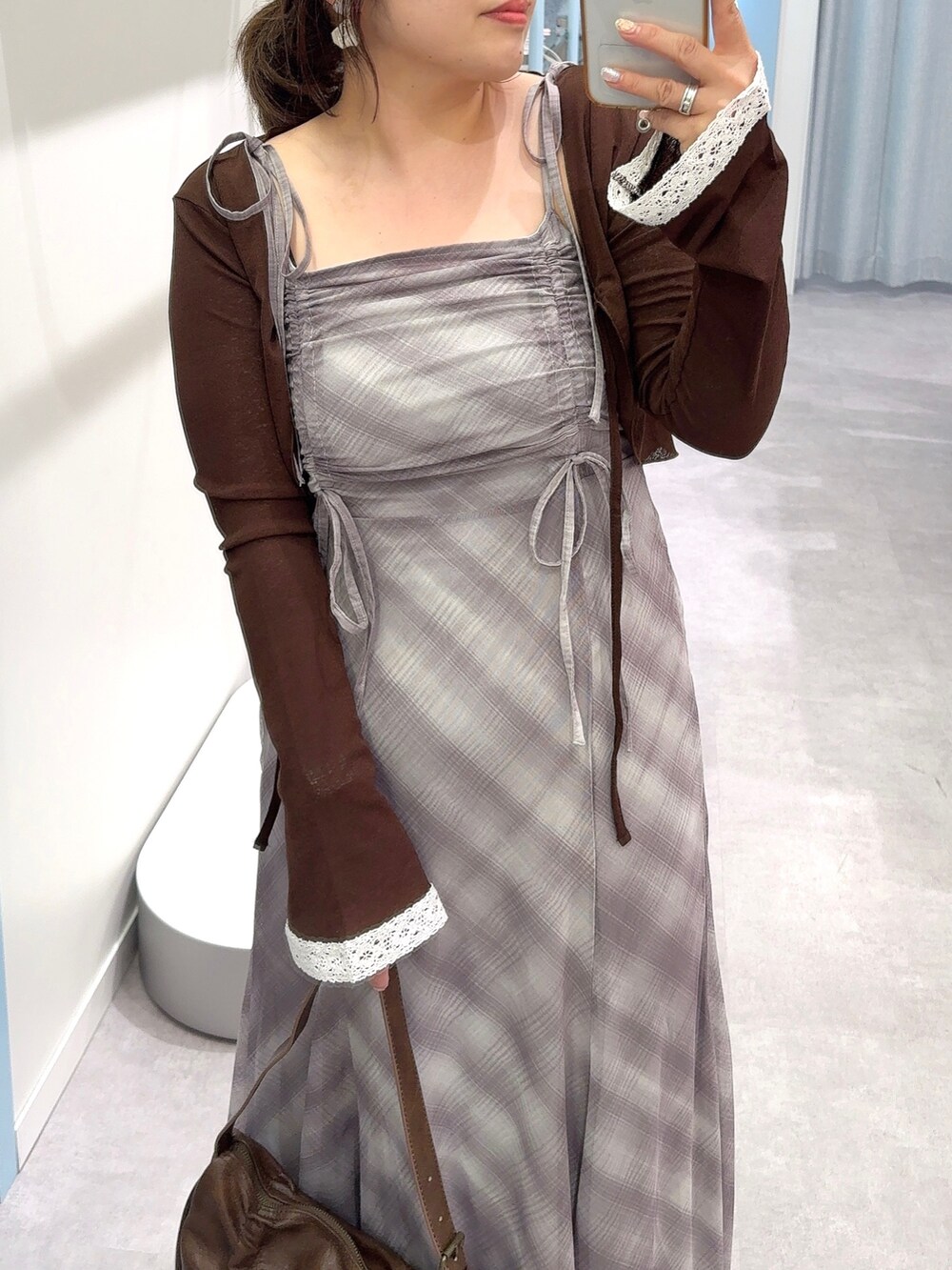 ブラウン系のワンピース、ブラウン系のアンサンブル、ブラウン系のショルダーバッグを着用したレディースの夏コーディネートの2枚目の写真