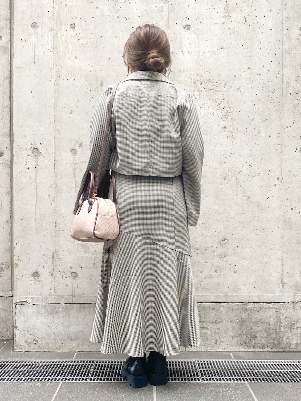 ホワイト系のTシャツ/カットソー、ブラウン系のテーラードジャケット、ブラック系のワンピースを着用したレディースの夏コーディネートの3枚目の写真