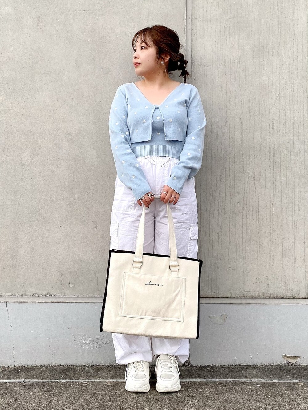 ブルー系のカーディガン/ボレロ、ベージュ系のトレンチコート、ブルー系のキャミソールを着用したレディースの冬コーディネートの4枚目の写真