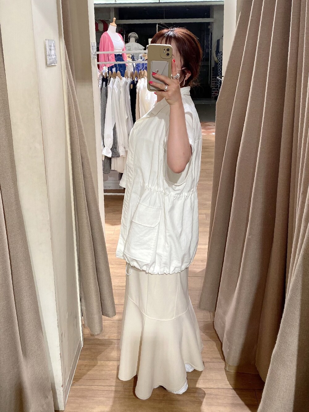 ホワイト系のスカート、ホワイト系のその他アウター、ホワイト系のTシャツ/カットソーを着用したレディースの春コーディネートの2枚目の写真