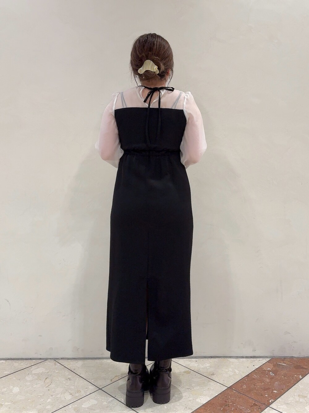 ブラック系のドレス、ブラウン系のブーツを着用したレディースの秋コーディネートの4枚目の写真