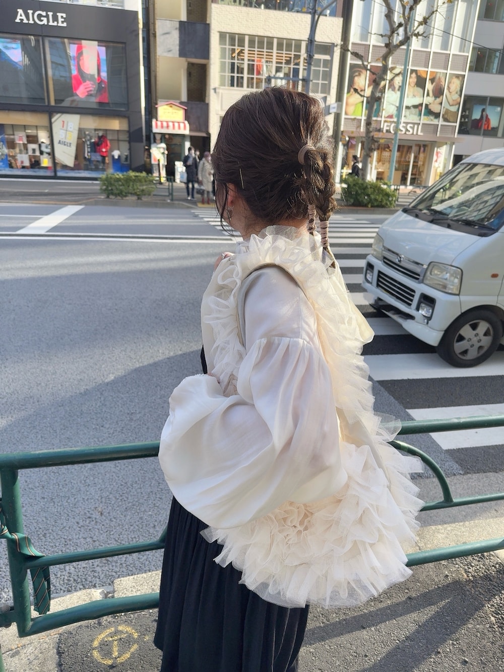 ホワイト系のジャケット/アウター、ブラック系のワンピース、ホワイト系のショルダーバッグを着用したレディースの春コーディネートの2枚目の写真