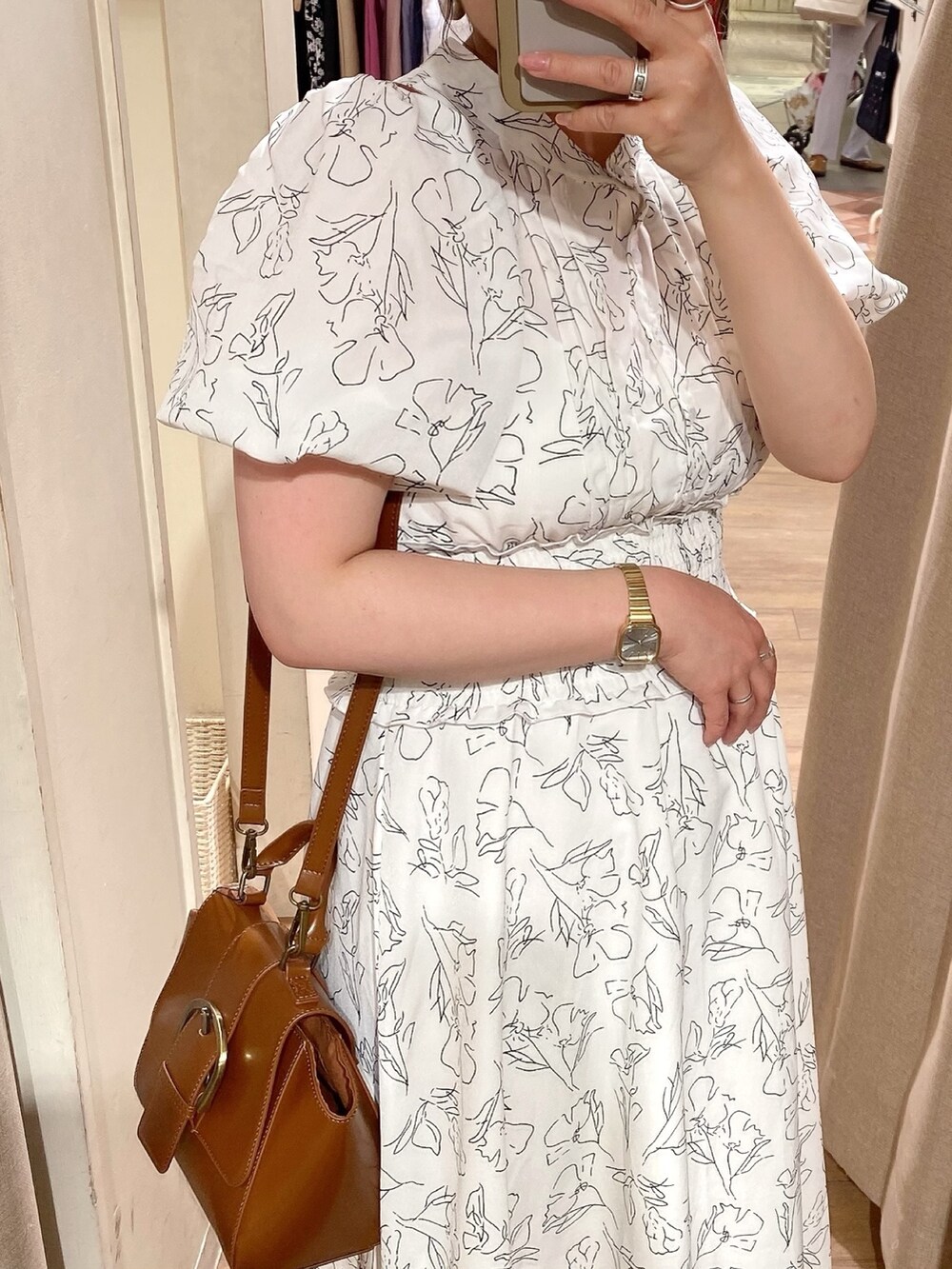 ホワイト系のワンピース、ブラック系のサンダル、イエロー系のショルダーバッグを着用したレディースの春コーディネートの2枚目の写真