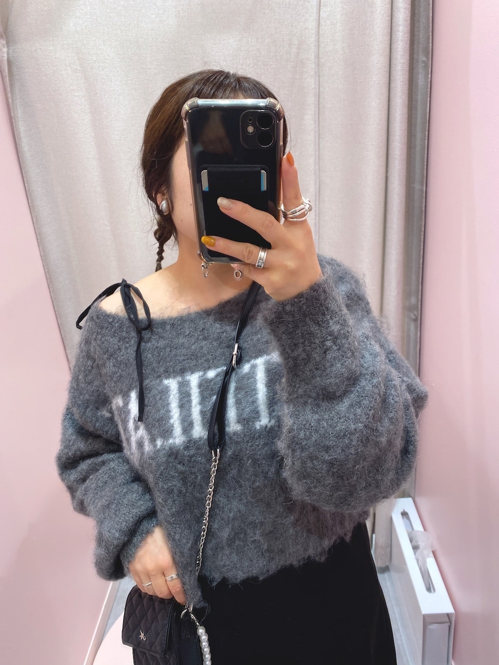 グレー系のニット/セーター、グレー系のワンピース、ブラック系のブーツを着用したレディースの秋コーディネートの3枚目の写真