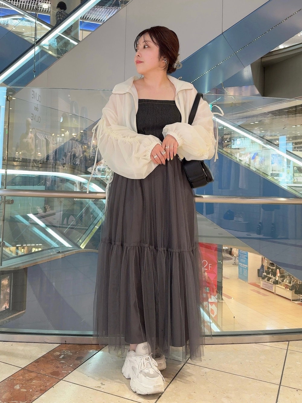 「OLIVE des OLIVE、オリーブ デ オリーブ(OLIVE des OLIVE)、ワンピース、デニム、スニーカー、スニーカーコーデ、きれいめカジュアル、春夏コーデ、低身長コーデ、低身長、キャミワンピ、ブルゾン、モノトーン、ショルダーバッグ、骨格ストレート」｜「OLIVE des OLIVEのリボンドロストシアブルゾン　1041070120（ブルゾン、ホワイト系）」を使った、ol_izmm_さん（レディース・153cm）の春コーディネートの2枚目の写真