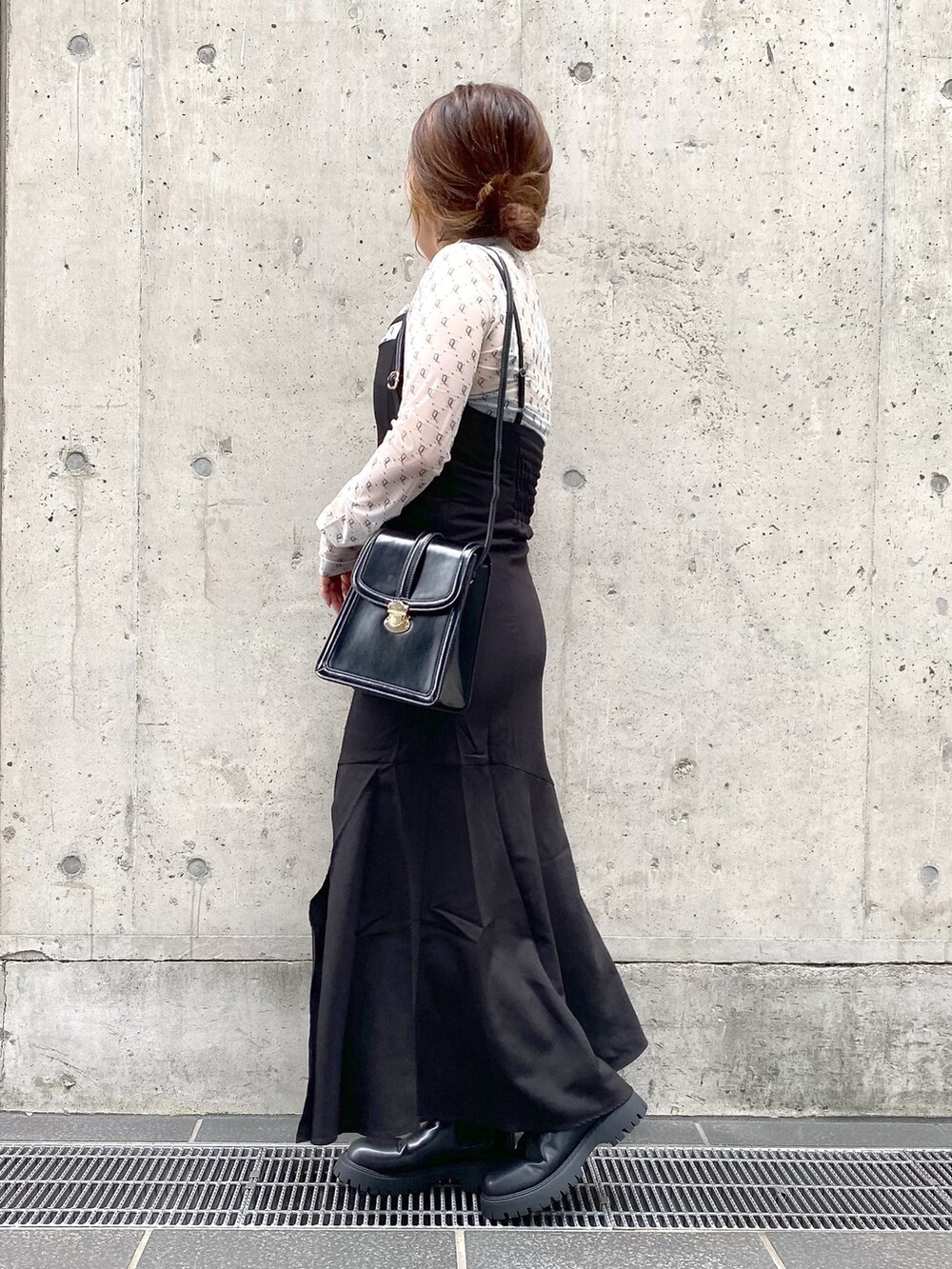 ブラック系のワンピース、ホワイト系のTシャツ/カットソー、ブラック系のショルダーバッグを着用したレディースの秋コーディネートの2枚目の写真