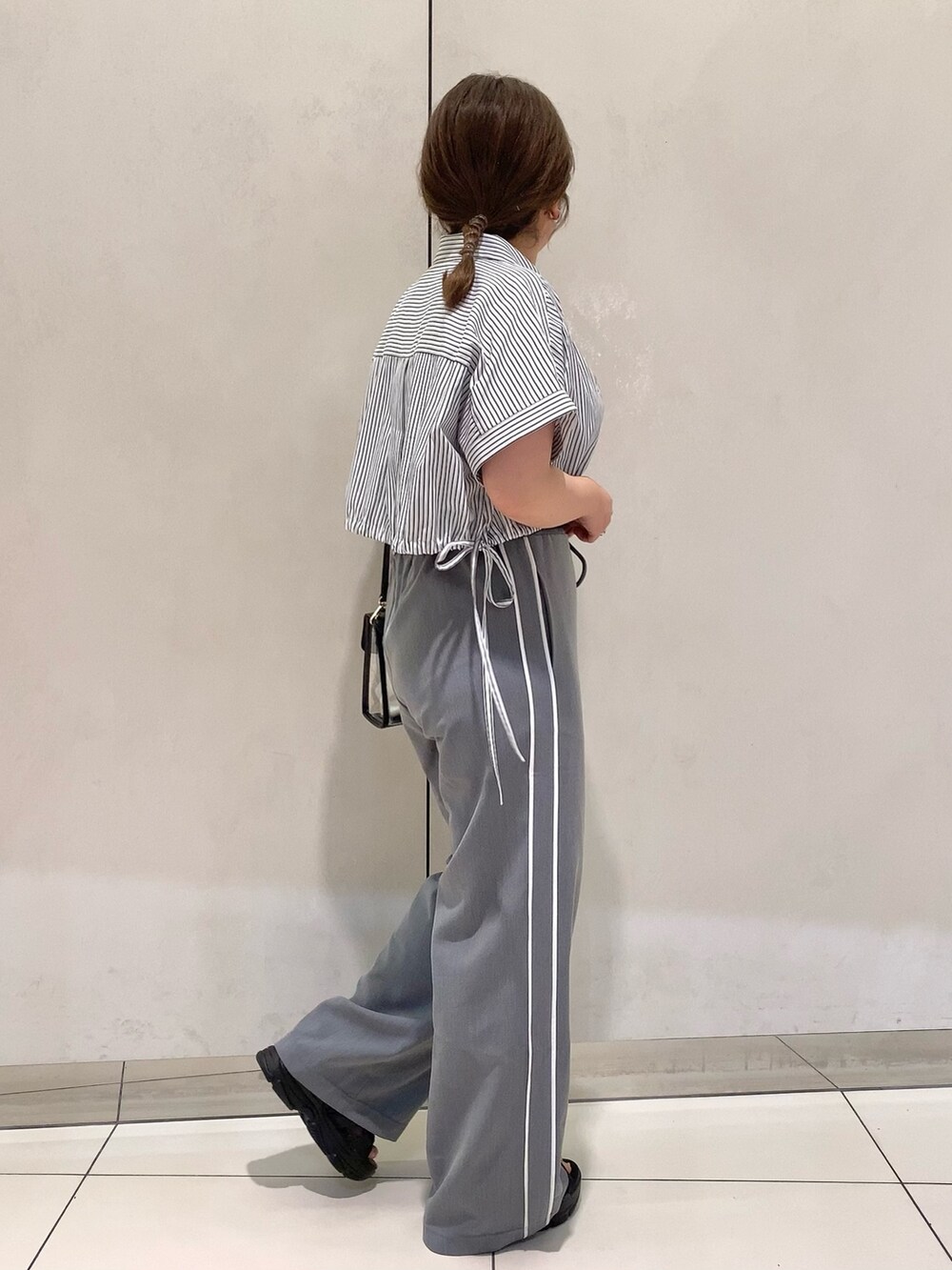 ブラック系のシャツ/ブラウス、グレー系のその他パンツ、ブラック系のサンダルを着用したレディースの夏コーディネートの3枚目の写真