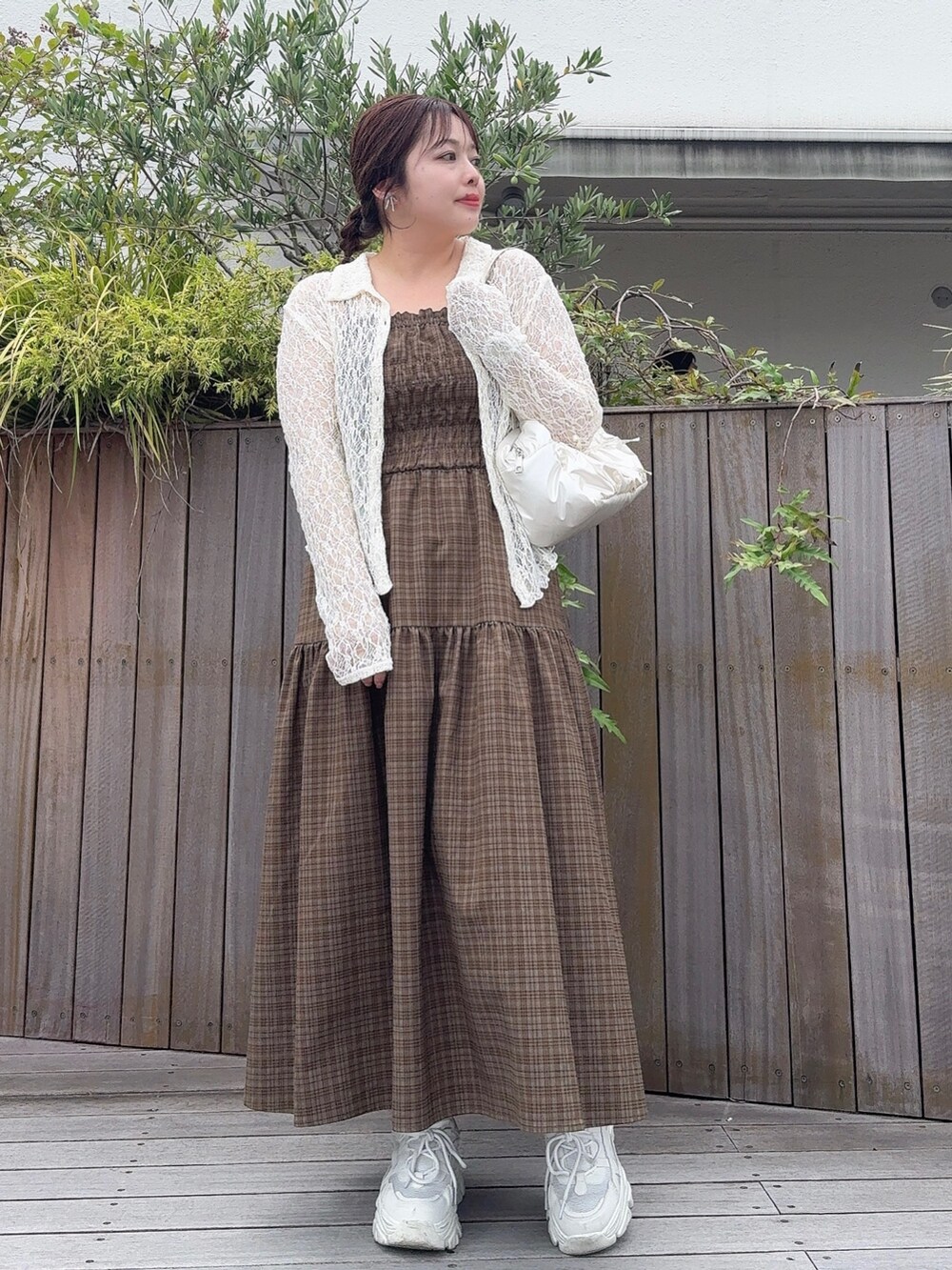 ホワイト系のシャツ/ブラウス、ブラウン系のワンピース、ホワイト系のスニーカーを着用したレディースの夏コーディネートの2枚目の写真