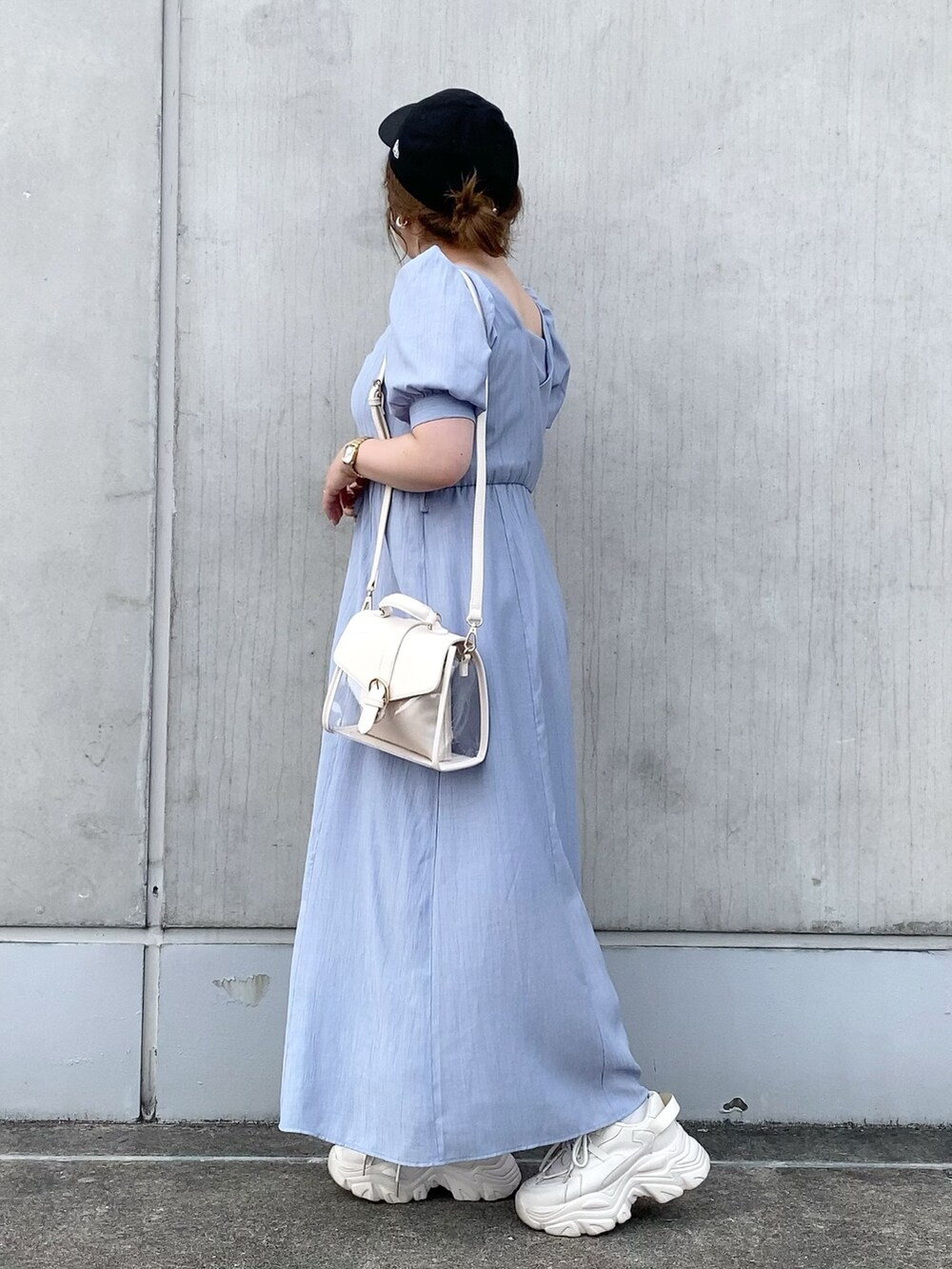 ブルー系のワンピース、ホワイト系のショルダーバッグを着用したレディースの夏コーディネートの2枚目の写真