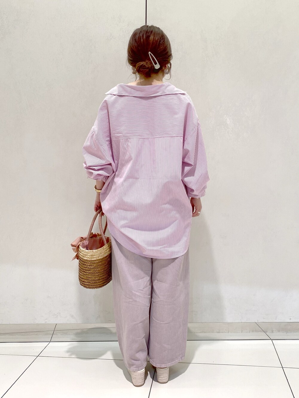「OLIVE des OLIVE、オリーブ デ オリーブ(OLIVE des OLIVE)、春夏コーデ、春コーデ、シャツ、ストライプシャツ、ワイドパンツ、グルカサンダル、かごバッグ、ピンク、ピンクコーデ、ワントーンコーデ、低身長、低身長コーデ、カラー×コーデ」｜「OLIVE des OLIVEのスタイルアップデニムワイドパンツ（デニムパンツ、パープル系）」を使った、ol_izmm_さん（レディース・153cm）の春コーディネートの4枚目の写真