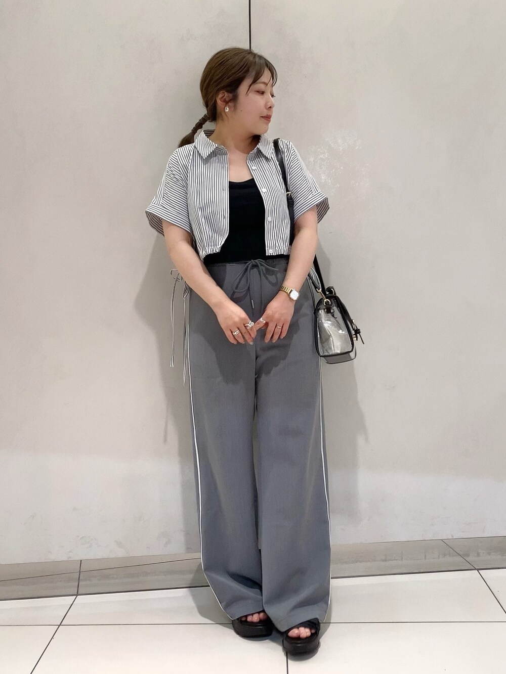 ブラック系のシャツ/ブラウス、グレー系のその他パンツ、ブラック系のサンダルを着用したレディースの夏コーディネートの2枚目の写真