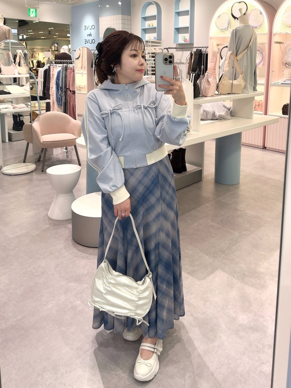 ブルー系のTシャツ/カットソー、ブラック系のワンピース、ホワイト系のショルダーバッグを着用したレディースの秋コーディネートの5枚目の写真