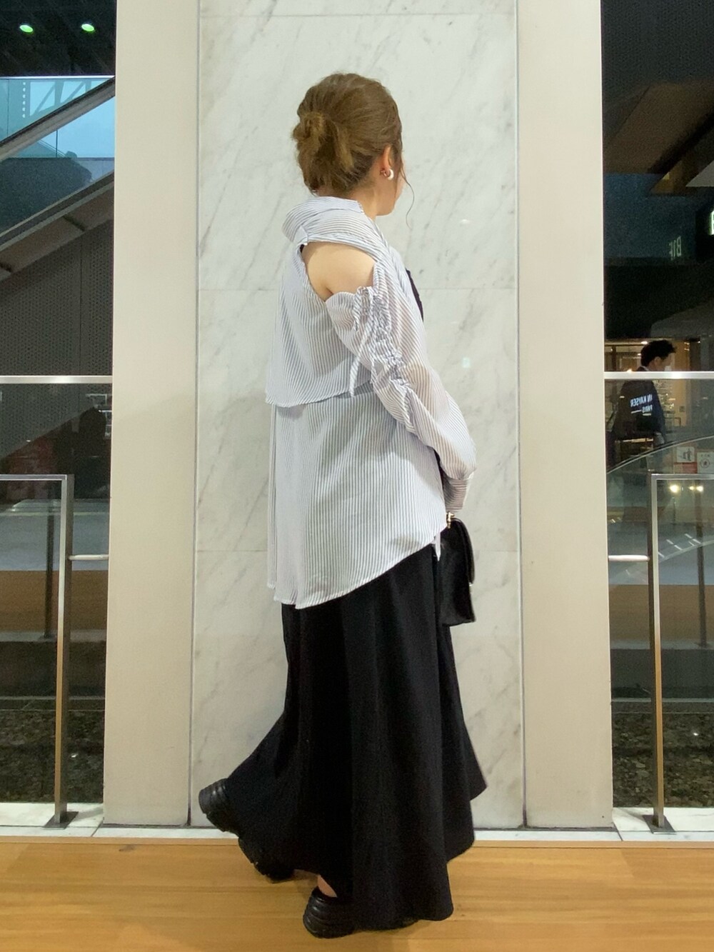 ブラック系のワンピース、ブラック系のサンダル、ブラック系のショルダーバッグを着用したレディースの夏コーディネートの2枚目の写真