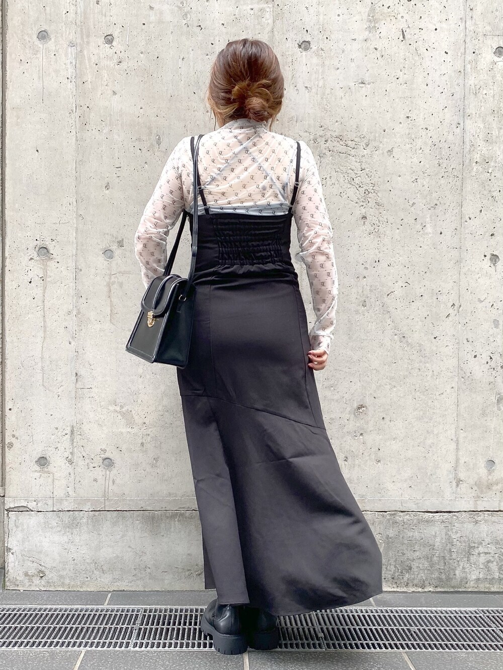 ブラック系のワンピース、ホワイト系のTシャツ/カットソー、ブラック系のショルダーバッグを着用したレディースの秋コーディネートの3枚目の写真