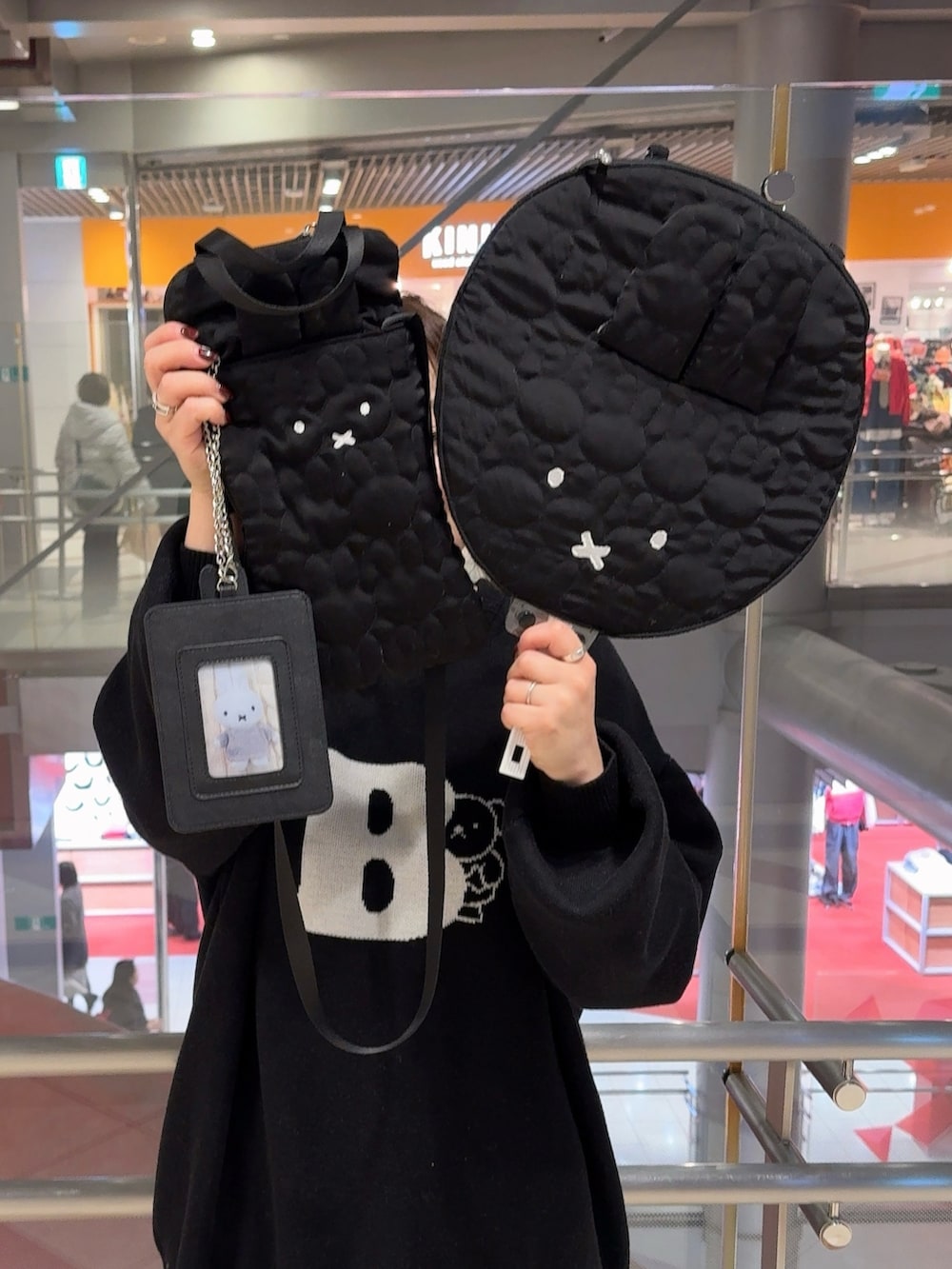 ブラック系のニット/セーター、ブラック系のショルダーバッグ、ブラック系のショルダーバッグを着用したレディースの冬コーディネートの3枚目の写真