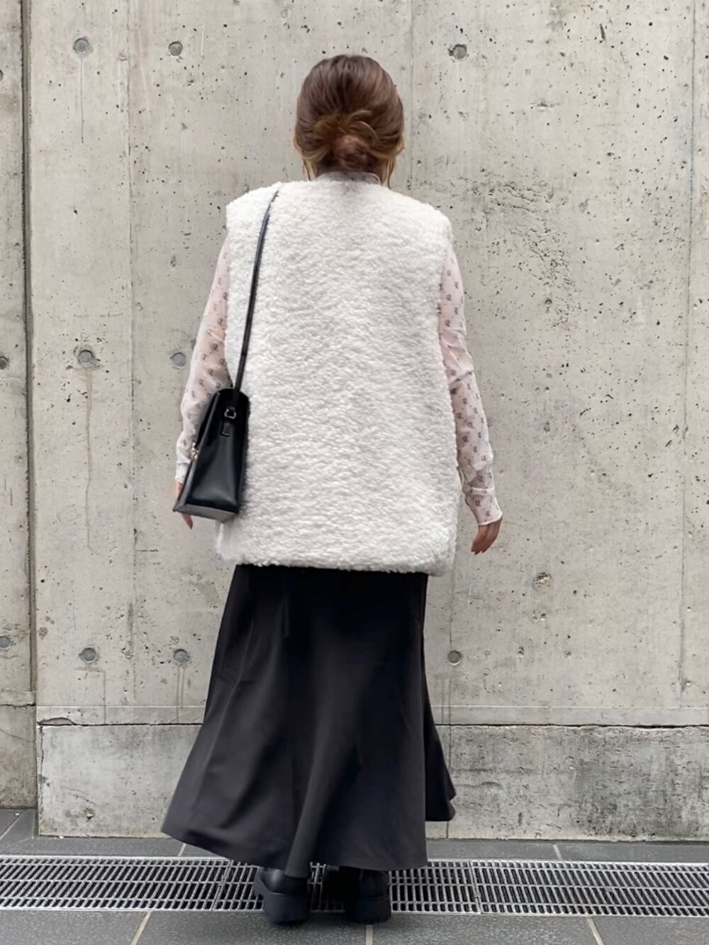 ホワイト系のその他アウター、ブラック系のワンピース、ブラック系のブーツを着用したレディースの夏コーディネートの3枚目の写真